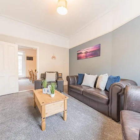 Central Location 5 Private Ensuite Bedrooms Great For Work Or Play