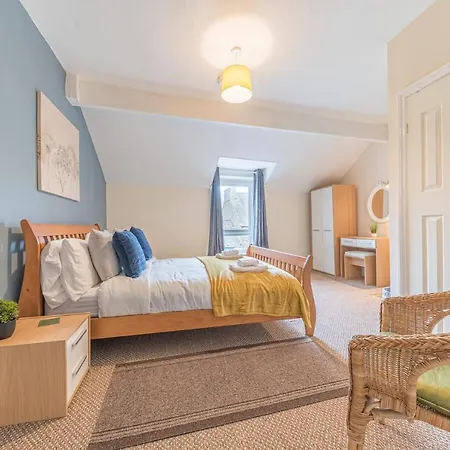 Central Location 5 Private Ensuite Bedrooms Great For Work Or Play