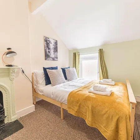 Central Location 5 Private Ensuite Bedrooms Great For Work Or Play