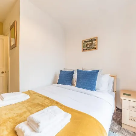 Central Location 5 Private Ensuite Bedrooms Great For Work Or Play Vakantiehuis