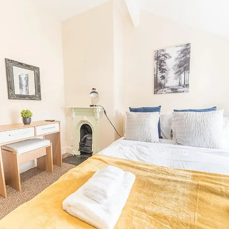 Central Location 5 Private Ensuite Bedrooms Great For Work Or Play Vakantiehuis Workington