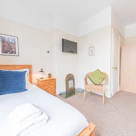 Central Location 5 Private Ensuite Bedrooms Great For Work Or Play *