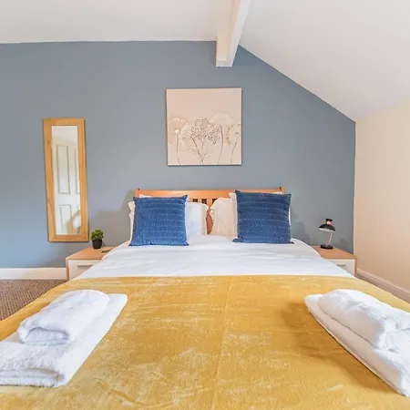 Holiday home Central Location 5 Private Ensuite Bedrooms Great For Work Or Play *