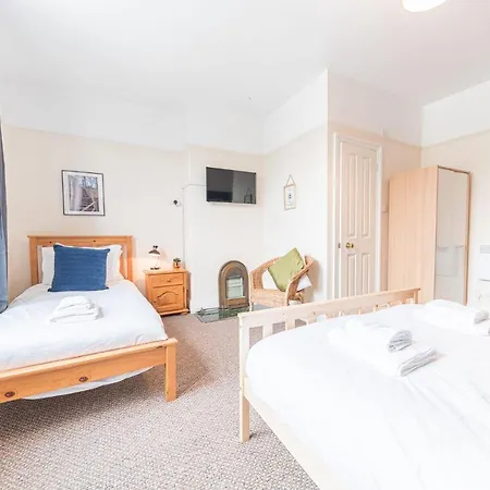 Central Location 5 Private Ensuite Bedrooms Great For Work Or Play * Workington