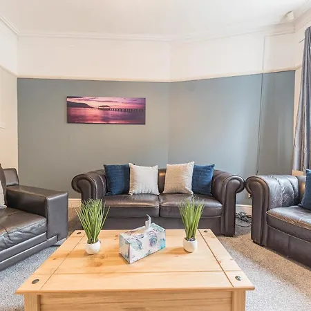 Central Location 5 Private Ensuite Bedrooms Great For Work Or Play *