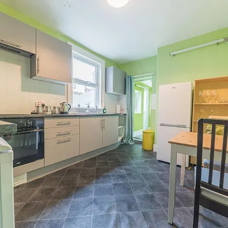 Holiday home Central Location 5 Private Ensuite Bedrooms Great For Work Or Play