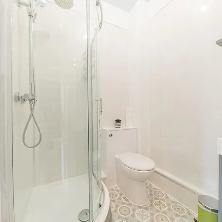 Central Location 5 Private Ensuite Bedrooms Great For Work Or Play Holiday home Workington