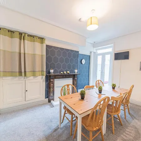 Central Location 5 Private Ensuite Bedrooms Great For Work Or Play Holiday home Workington