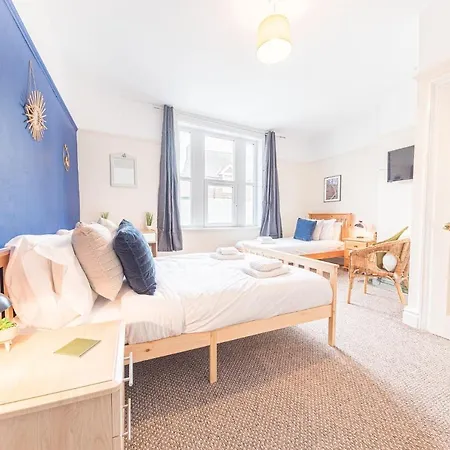 Central Location 5 Private Ensuite Bedrooms Great For Work Or Play